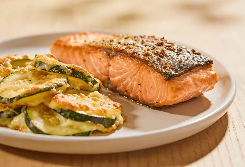 Uunissa paistettu norjalainen lohi zucchinigratiinilla