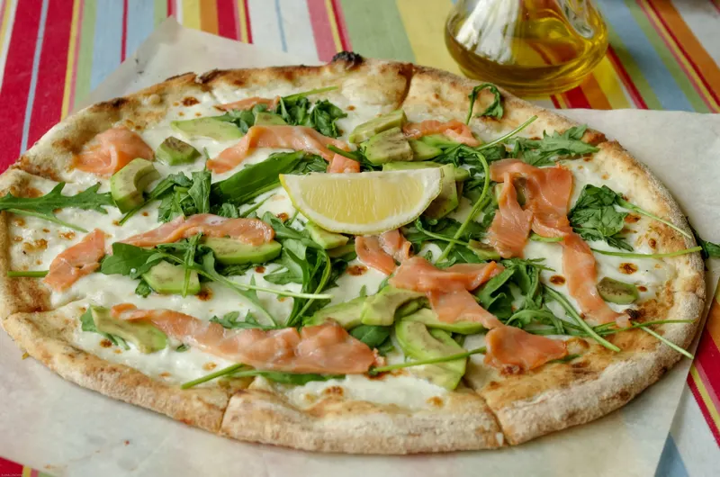 Lämminsavulohi-pizza
